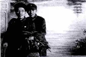 红军营长中弹牺牲后，粟裕悲痛无比，42年过去营长却突然登门拜访图片