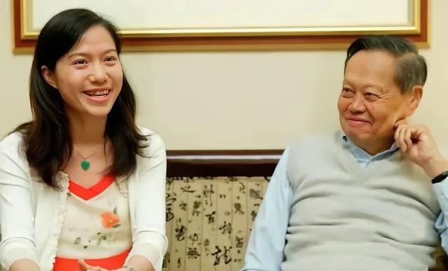 翁帆妈妈今年76岁，从女儿28岁结婚到现在，她很少出现在公众面前