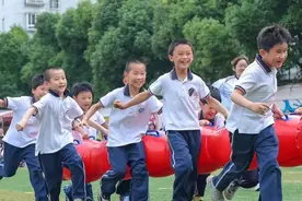 “毛毛虫”向前冲！孩子们在这场运动会中团结协作图片