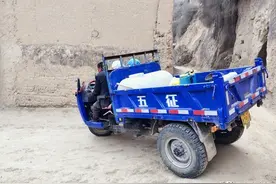 修一个小问题却发现了大问题！农村开农用三轮车的朋友一定得注意图片