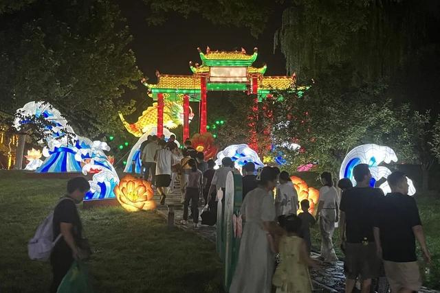 京城夏夜新顶流！蘑幻夜花园嗨翻啦
