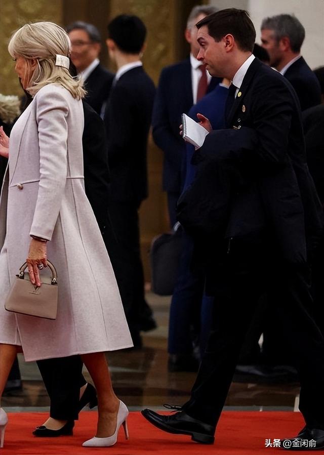 马克龙北京第二天！夫人米白套装出席仪式，兵哥哥气势磅礴，爱了