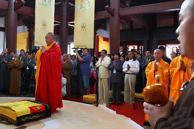 少林寺换方丈已1个月，9990元高价香刚被摒弃，就有恶心一幕出现