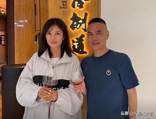 面相又变了! 49岁赵薇广东吃饭又老又凶, 当年的小燕子再也回不去了