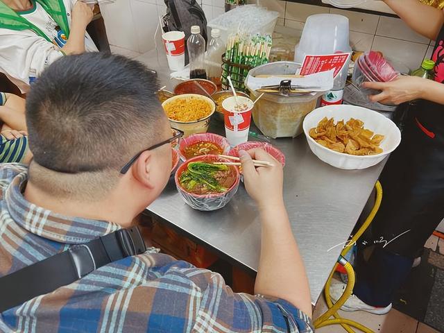 打卡南昌老字号水煮店，游客却懵了：这和麻辣烫究竟有啥不一样？