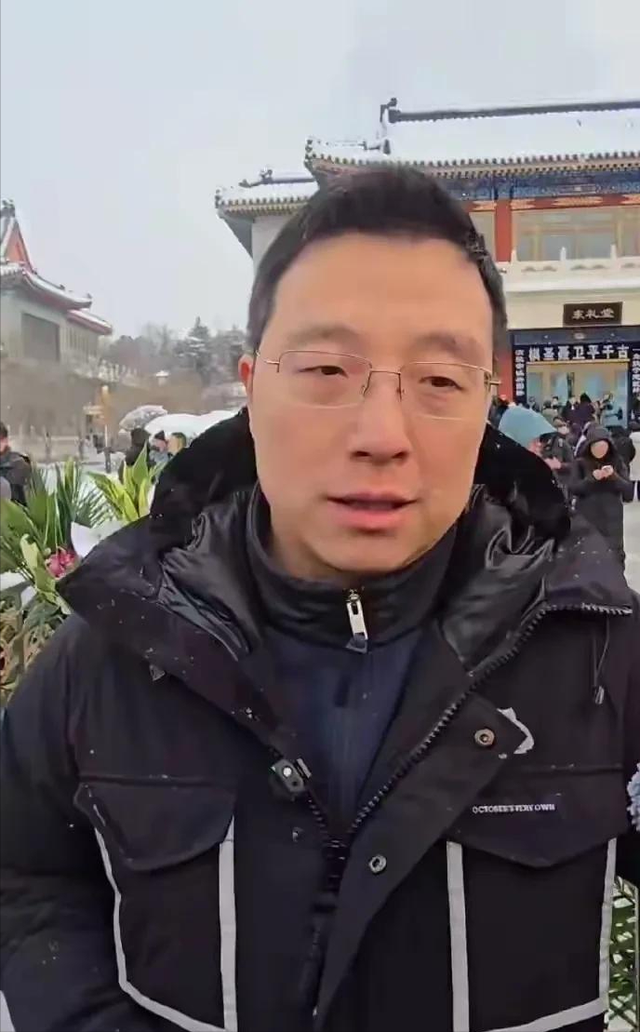 聂卫平葬礼，长子捧遗像	，两前任妻子未现身，现任兰莉娅主持现场