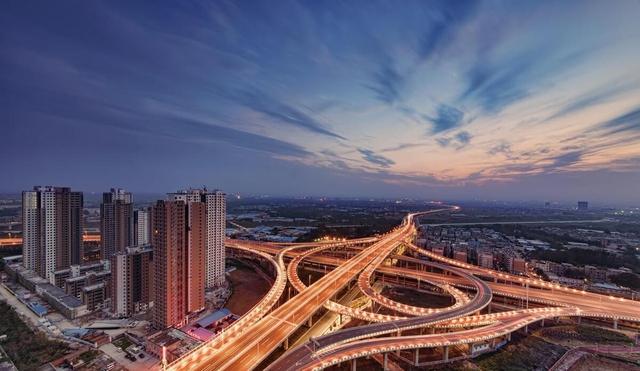 郑州，一座人口超千万的省会城市，为何人们称它“大而不强”？