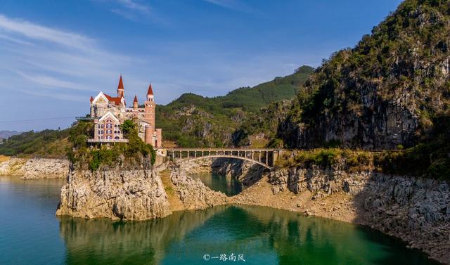 兴义孤岛上出现童话城堡，花2.4亿元建造，被捧为网红景点