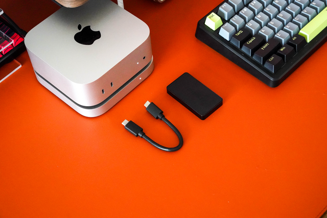 谁说Mac mini M4“外挂尿袋”不能从容优雅 腾隐P2000性能颜值都在线