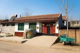 为什么农村盖房子自己房子的房檐要和邻居房子的房檐一样高？图片