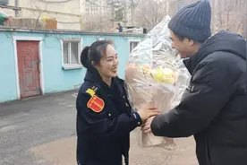 110车队车长郑丽娜：“这花束，真是送给我的吗？”图片