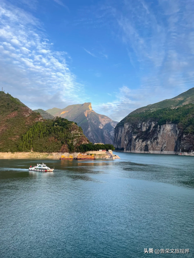 徒步三峡：霜叶漫山处，一步一千年