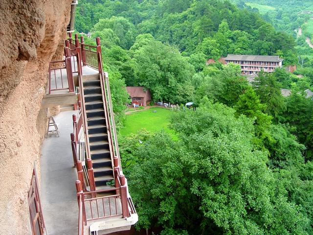 甘肃旅游：两访四大石窟之一的麦积山（图）