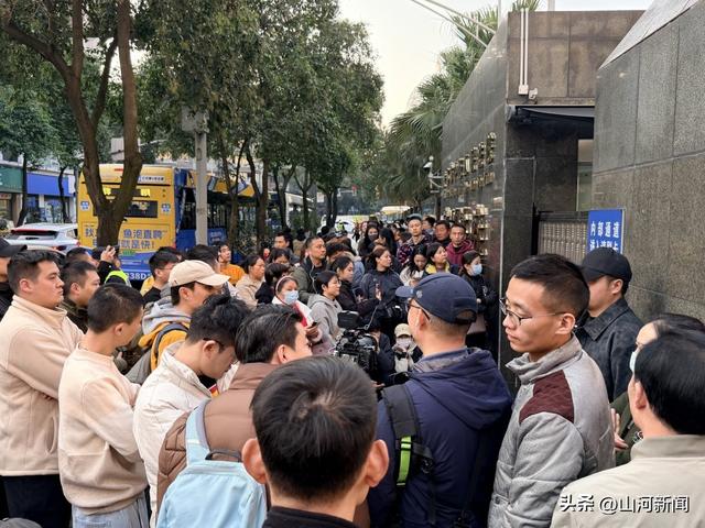 被告人当庭突然解除律师委托	，成都27岁女子家门口遇害案一审宣布休庭