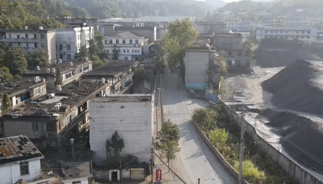 消失的城镇曾称“江南第一煤矿”，有六万人，如今只见杂草如鬼城