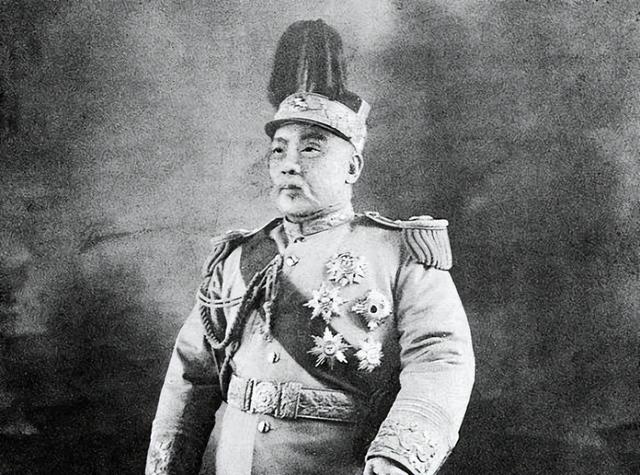 临死前袁世凯把儿子叫到床前：你不要送葬，开枪打死穿红衣服的人