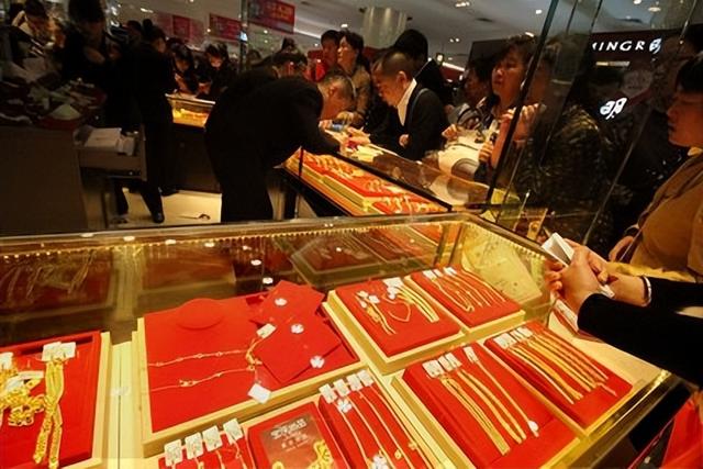 黄金账户缩水暴跌，先别急着抛售，看懂这3个信号才能利益最大化