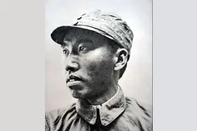 1942年左权尸体被日军侮辱，彭德怀为其报仇，将凶手头颅挂城头图片