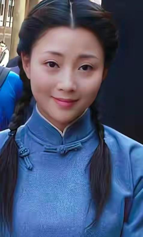 她是演员中的女富豪，豪车多的开不过来，如今45岁却活得像20岁