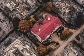洛杉矶惊现火海中毫发无损的房屋照片，引发民众对政府的信任危机图片