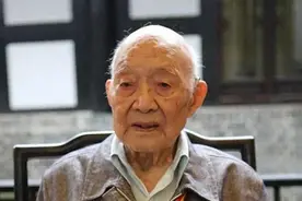 他是国军师长，解放前夕和平起义，享年105岁，弟弟名字家喻户晓图片