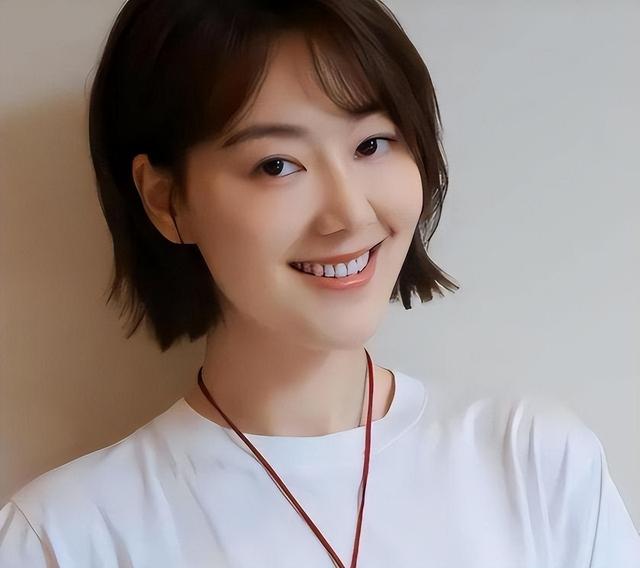 讨好大佬，陪睡上位，遭央视“开除	”	，她身上的标签哪个才是真的