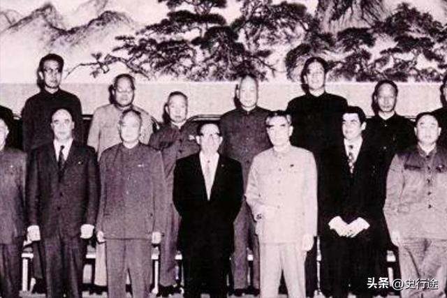 1995年，在北京蜗居13年的吴德病逝，留下三行遗嘱令人落泪