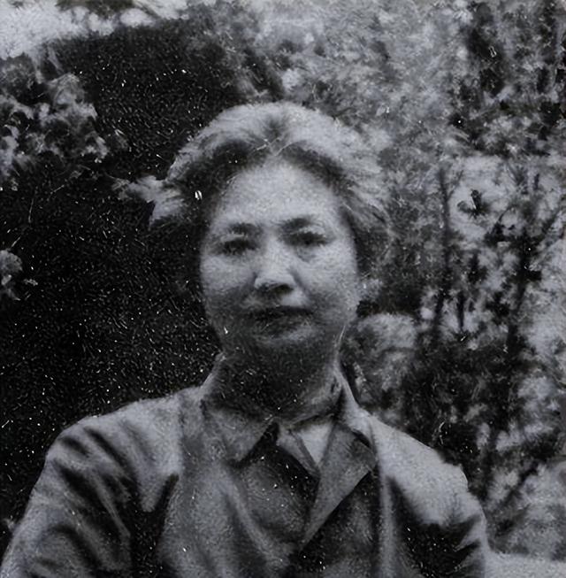 陈毅夫人张茜颜值高有才华，41岁与周总理合影，遗憾52岁英年早逝
