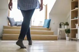 走路时做一个小改变，能延缓衰老→图片