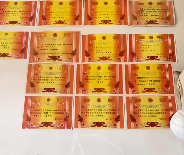 后不后悔？宁夏那个一笑成名拒绝百万签约的小女孩，现在成了这样