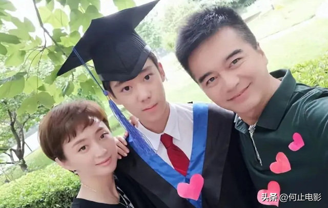 何晴葬礼结束，许亚军美国陪小儿子神情不见悲伤，评论区骂声一片