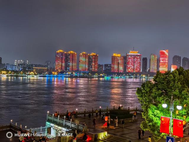 腾龙阁望汉江浩渺苍茫，古城头看襄阳心越千年。