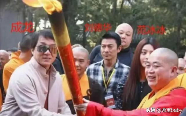 22年前，释永信与师姐释永梅合影曝光！她胸前挂着当时最时尚手机