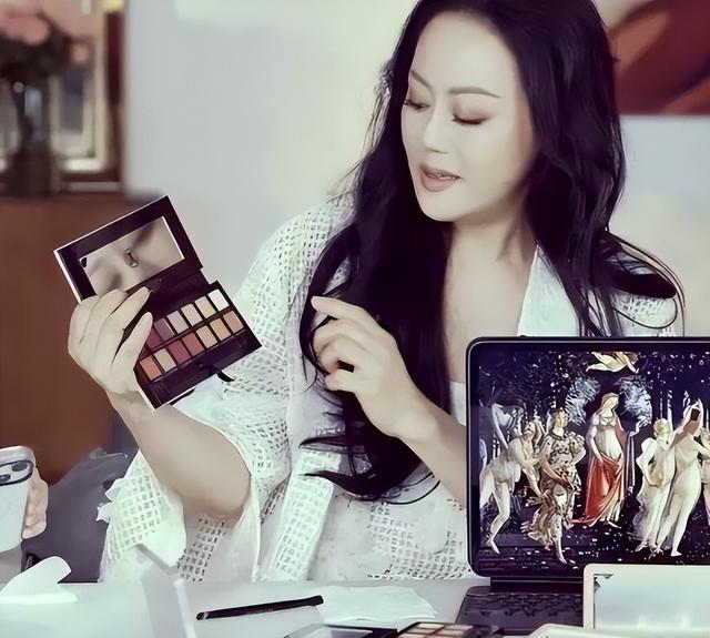 败光两任亿万家产	，为还债拍三级片，如今62岁坦言后悔嫁给钟镇涛