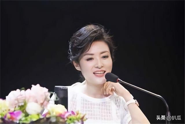 她曾是上海台主持人，如今在仓库打包卖水果，单身带儿子独自生活