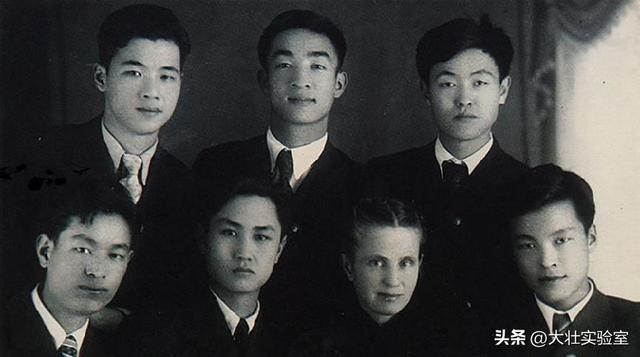 李鹏总理与女儿在一起的罕见留影，笑容灿烂喜笑颜开，温暖又温馨