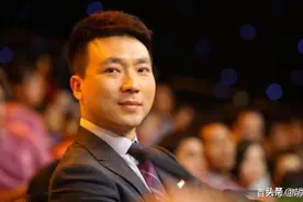 康辉妻子原来是她？老婆气质不输董卿，低调恩爱多年图片