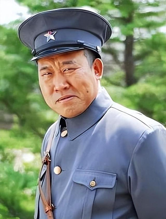 他因嘴歪演了半辈子坏人	，令人想不到的是，他女儿是我们熟悉的她