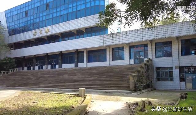 破防了！重庆大山里荒废的中专校园，原来是父母辈真正的“985”