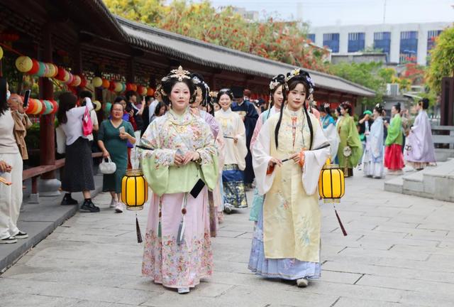 湾区周末IN东莞 | 赴一场“古今对话”!崇焕故里新春巡游漫品岭南年味