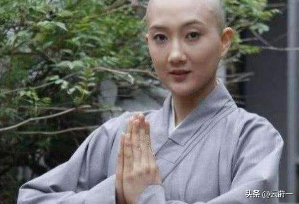 揭秘尼姑庵真相：表面佛门实则妓院，穿黑丝戴假发，香客人来人往