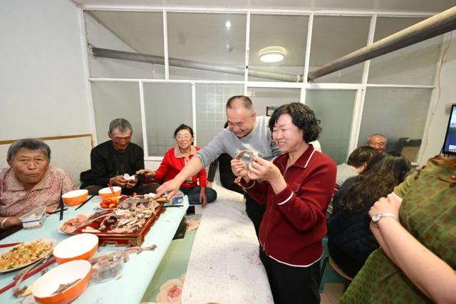 点火发射前，中国最年轻航天员父母的38小时