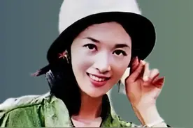 1985年，岳红、龚雪、田华等演员在老山前线慰问演出的照片。图片