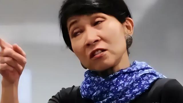 她拒唱国歌否认是中国籍，还将俩儿子户口落到国外，她现状如何？