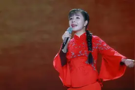 著名歌手王二妮：年薪百万却嫁平凡丈夫，结婚多年被夫家宠成宝图片