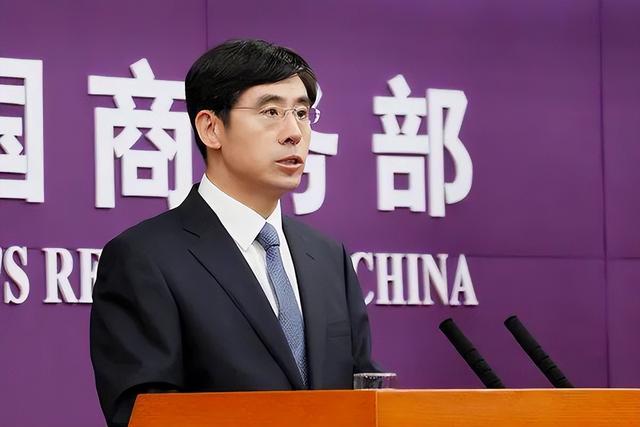 特朗普拖到最后一晚才签字，关税战输给中国，他心里还是不甘心