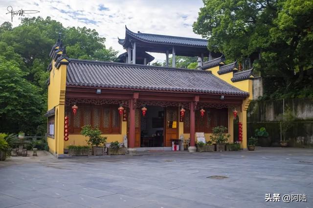 临崖而建的萧山福庆寺,来历有点神秘却香火旺盛,当地影响力甚广