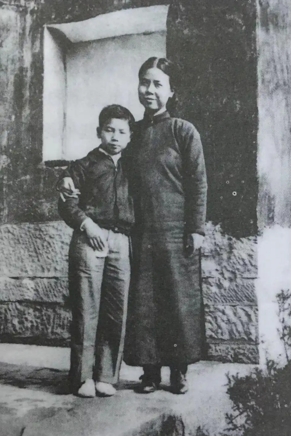 传闻他是周恩来的养子，1988年当上国务院总理，晚年对外界回应