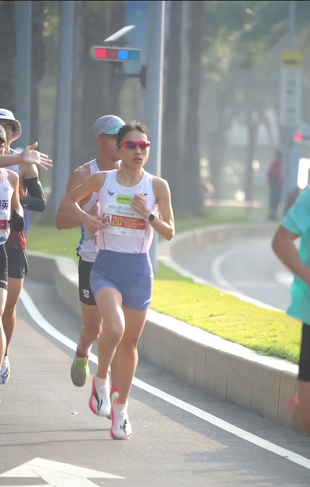 “最快女护士”张水华被医院警告处分，指其存在违规兼职取酬、以虚假理由获得调休行为，医院证实