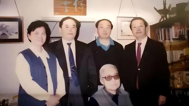 她嫁给老师，独自抚养4个继子	，62岁临摹作品被评为故宫一级文物